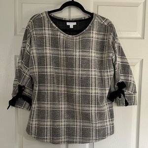 Black & white tunic top, scoop neck, 3/4 sleeves w/ black bows, silver grommets.